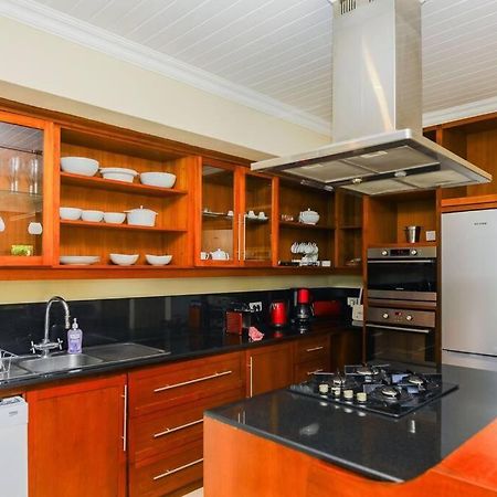 Villa Tropicale Balinaise Intimiste กรองด์เบย์ ภายนอก รูปภาพ