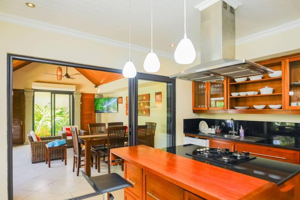Villa Tropicale Balinaise Intimiste กรองด์เบย์ ภายนอก รูปภาพ